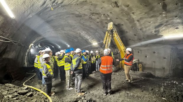 Peste 700 de muncitori și 200 de utilaje lucrează pe A1, la Margina – Holdea. Studenții din Timișoara învață despre construcții direct de pe șantier