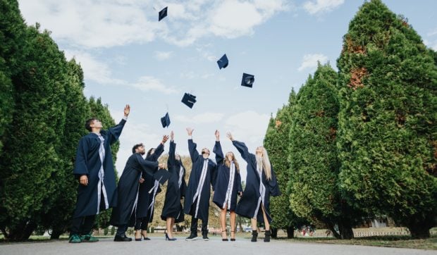 Cât îi costă pe părinții din Ploiești finalul de an de clasa a VIII-a și a XII-a: mii de lei pentru haine, salon și fotograf
