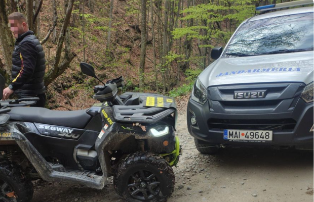 O fată și un băiat de 20 de ani s-au prăbușit de la 8 metri, cu ATV-ul, într-un pârâu din Vâlcea