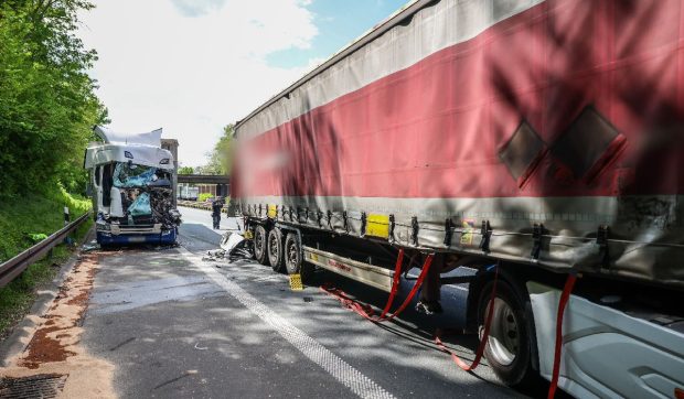 Impact sever pe autostrada A59 din Germania: camion românesc lovit din spate într-un accident cu urmări grave
