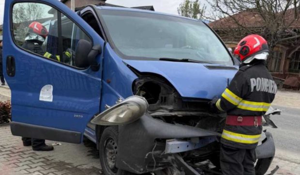 Accident între un microbuz și trei mașini, în Giurgiu. Cinci oameni au fost duși la spital, a fost activat Planul Roșu de Intervenție