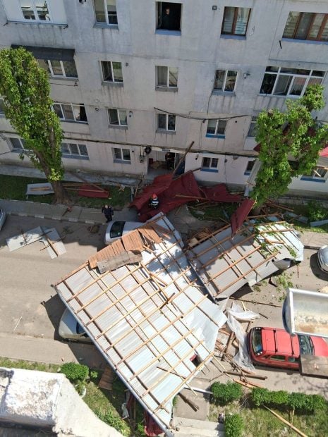 Tragedie la Huși: Un bărbat și-a pierdut viața după ce acoperișul unui bloc a fost smuls de vânt puternic