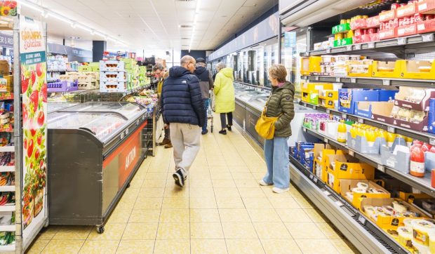 Un lanț german de supermarketuri cu discount elimină 1.250 de locuri de muncă și le oferă angajaților bani ca să plece de bunăvoie