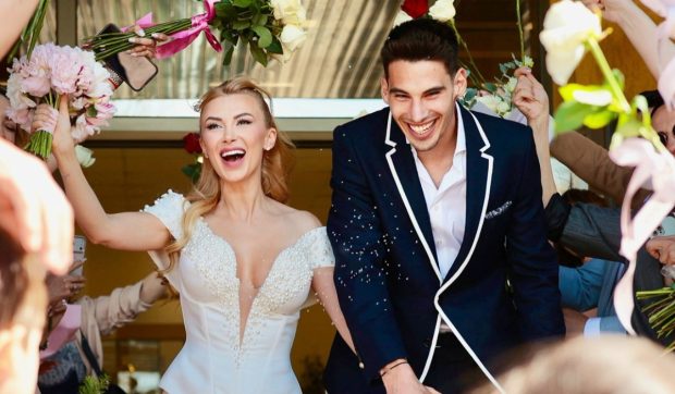 Imagine Stire Singura vedetă care a fost prezentă la cununia civilă a Andreei Bălan cu Victor Cornea. Aurelian Temișan nu s-a aflat printre invitați | 2review.ro