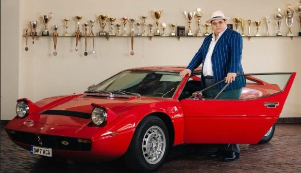 Imagine Stire Cine e regizorul român care deține peste 70 de mașini, dintre care 32 de epocă. Din colecția sa face parte și mașina lui Benny Andersson de la trupa ABBA | 2review.ro