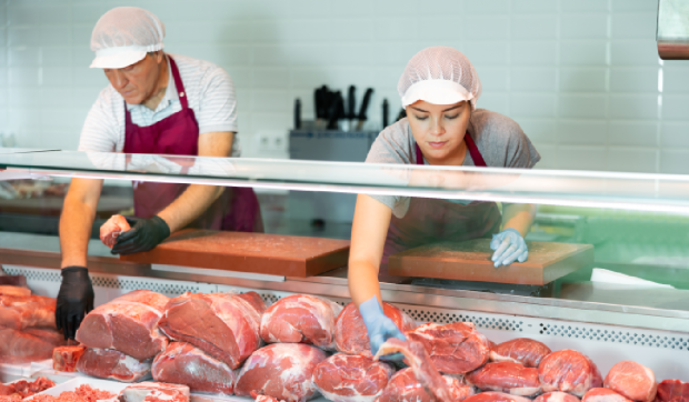 Angajata unei măcelării care și-a lovit șeful cu o bucată de carne a fost concediată, dar a câștigat în instanță 75.000 de euro