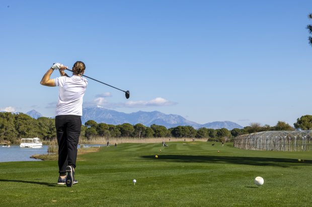 Cel mai extins teren de minigolf din Europa, cu tematică australiană și cascadă impresionantă, se află în Marea Britanie