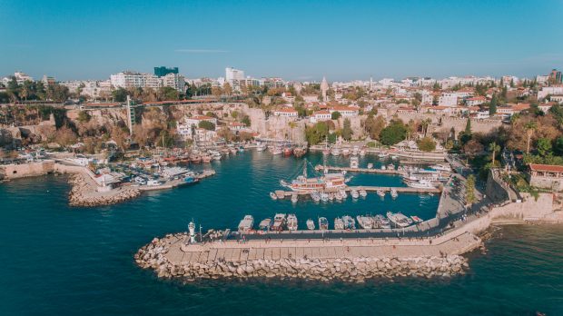 Antalya a devenit cea mai căutată destinație de vacanță pentru vara anului 2026, depășind Grecia. Cât costă un sejur de 7 zile în Turcia