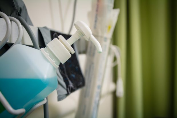 Antisepticele folosite în spitale ar putea favoriza apariția bacteriilor rezistente, arată un nou studiu