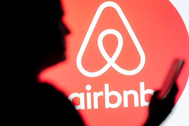 Doi verișori americani, implicați într-un tun de 8,5 milioane de dolari prin fraude pe platforme de închiriere