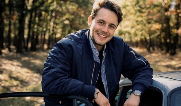 Imagine Stire Aris Eram, surprins în ipostaze apropiate cu o fostă concurentă de la Survivor România 2026. Au petrecut împreună într-un local din București | 2review.ro