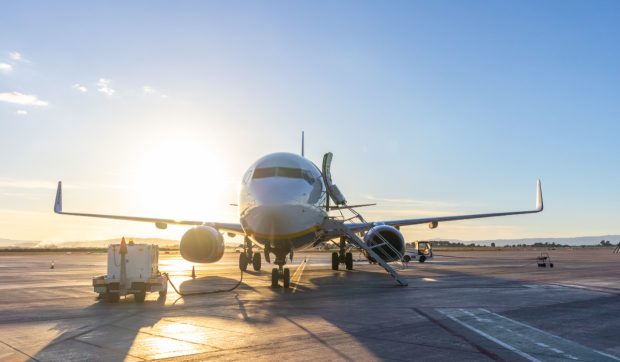 Uniunea Europeană ia în considerare partajarea obligatorie a combustibilului de aviație în contextul riscului de penurie