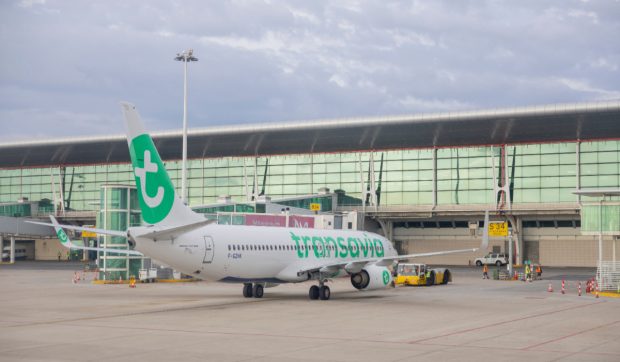 Companiile aeriene care au anulat zboruri sau au crescut prețurile pe fondul crizei kerosenului: ce bilete s-au scumpit