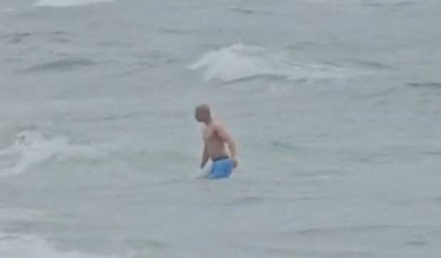 Turiștii de la mare au intrat în apă la 11 grade, înainte de 1 Mai: câți oameni sunt așteptați pe litoral, în ciuda vremii urâte