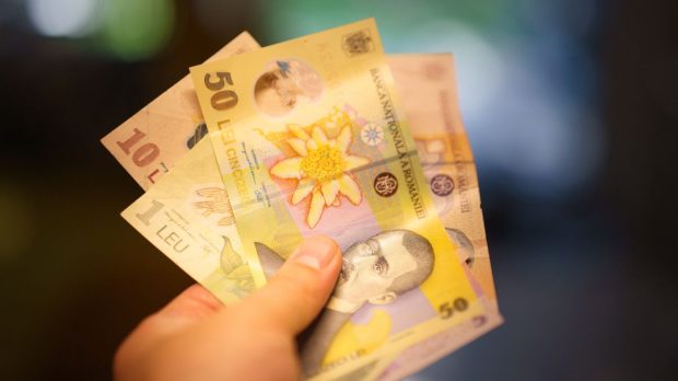 2,2 milioane de pensionari români ar putea primi bani în plus, dacă CCR decide ilegală taxa pe pensii