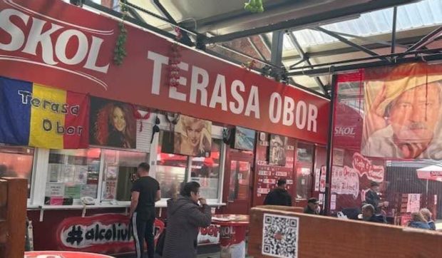 Imagine Stire Oana Pellea, ultragiată de un banner agățat la Terasa Obor, cu imaginea tatălui ei: „Un artist simbol național e folosit la vânzare de mici” | 2review.ro