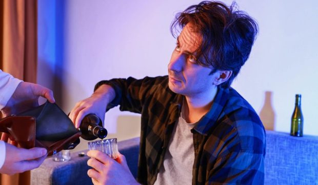 Angajat concediat pentru amenințări în stare de ebrietate: instanța italiană confirmă legalitatea măsurii