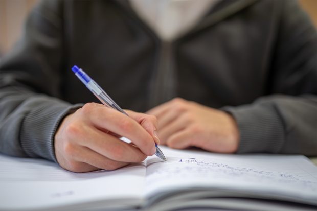 A doua sesiune a simulării examenului de Evaluare Națională 2026 începe astăzi cu proba scrisă la Limba și literatura română. Calendarul probelor