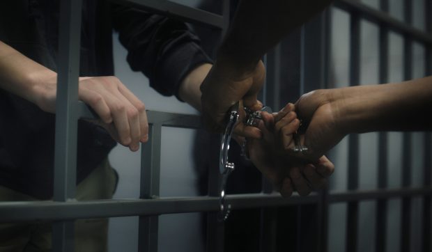 Un bărbat condamnat la 2 ani de închisoare în 2000 a fost eliberat abia în 2026 și a depășit pedeapsa maximă posibilă în Elveția