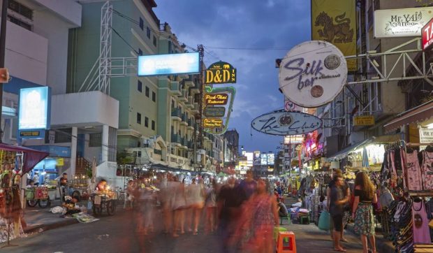 Un turist care a răspuns la telefonul greșit într-un bar riscă ani grei de închisoare, în Thailanda: „Înainte să înțeleagă ce se întâmplă, poliția era acolo”