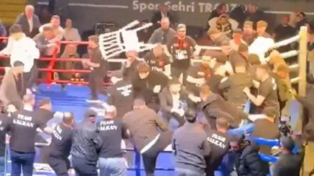 Bătaie la un meci de box din Turcia, după ce pugilistul rus l-a făcut KO pe favoritul gazdelor: „Ne-au atacat 80 de inși. Suntem răniți, dar în viață” | VIDEO