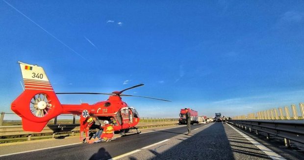 Un TIR din Bulgaria a spulberat o mașină oprită pe A1: șoferul din Vrancea a murit pe loc