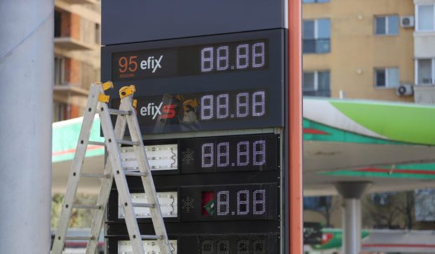 Prețurile la carburanți cresc din nou în orașele mari din România, atingând aproape 9 lei pe litru