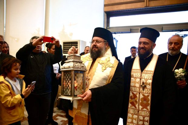 Sfânta Lumină de la Ierusalim a ajuns în România: „Este semnul că iubirea lui Dumnezeu nu moare niciodată”