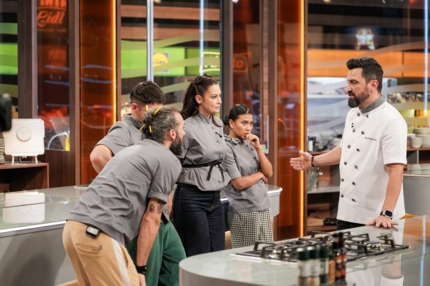 Imagine Stire „Chefi la cuțite” 2026. Ionela Românianu a abandonat competiția, iar Bianca Podosu a fost eliminată | 2review.ro