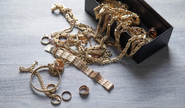 DIICOT a pierdut bijuterii de 250.000 de euro ridicate din Galați, în 2008. Proprietara voia să le vândă ca să-și plătească datoriile