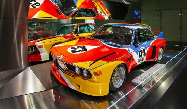 BMW Art Car 3.0 CSL, creat de Alexander Calder în 1975, a ajuns la București. „Batmobilul” a participat la Cursa de 24 de ore de la Le Mans