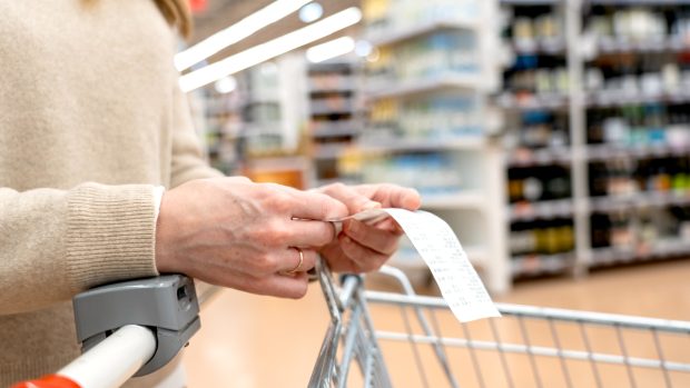 Companiile care cresc artificial prețurile la alimente vor fi sancționate, avertizează Consiliul Concurenței