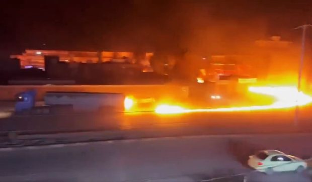 Un șofer și-a condus camionul cisternă în flăcări departe de o benzinărie aglomerată, ca să evite o explozie de proporții, în Siria