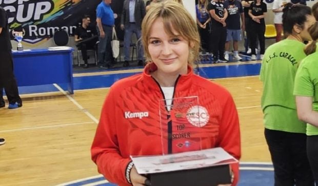 Solidaritate pentru tinara handbalistă Carina Vasile, diagnosticată cu sarcom și în luptă pentru viața sa