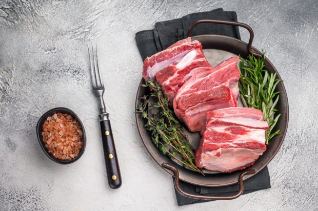 Cât costă un kilogram de carne de miel la Auchan înainte de Paște, în 2026