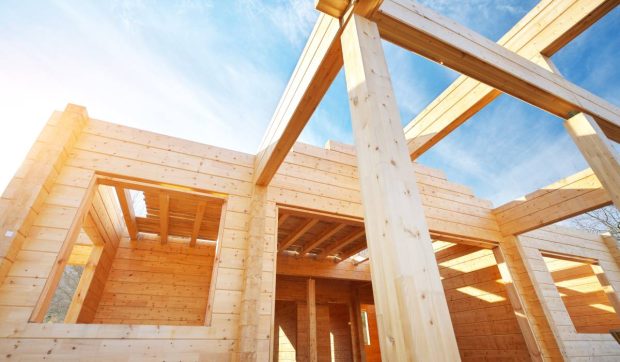 Inovație în construcții: lemnul inteligent care stochează energia solară pentru încălzirea casei pe termen lung