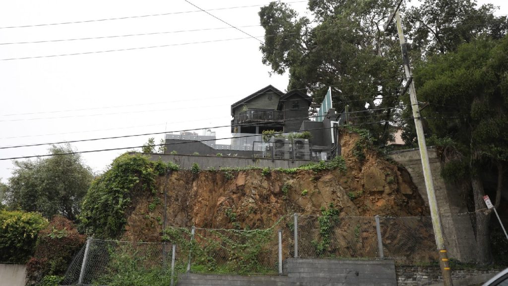 Casa lui Sam Altman este văzută de pe strada Chestnut din San Francisco, vineri, 10 aprilie 2026.
