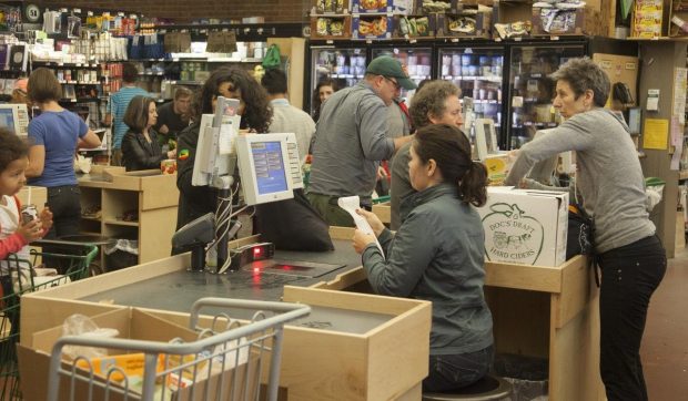 O casieriță a fost concediată din supermarketul în care a lucrat 25 de ani după o greșeală care a costat 2,50 euro