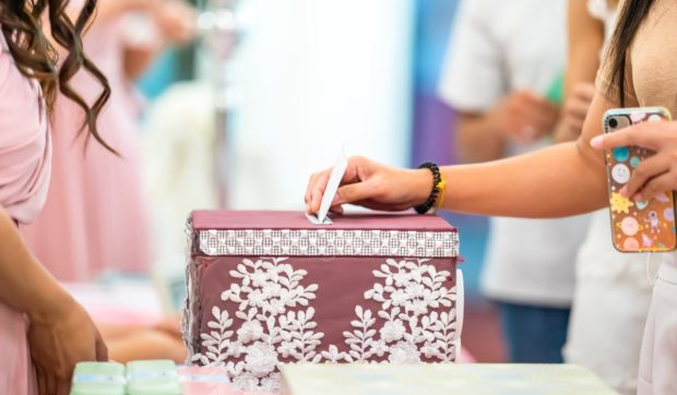 Cât se dă dar la nuntă în 2026: evenimentele au devenit tot mai restrânse și apropiații ajung să ofere chiar și 3.500 de lei