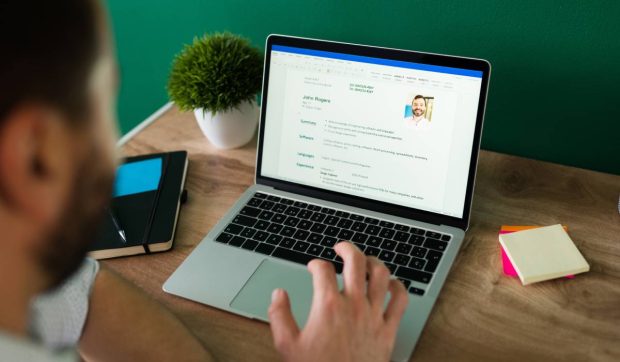 Un antreprenor polonez testează sistemul de recrutare: 2.000 de CV-uri trimise în trei ani și concluzia surprinzătoare despre departamentele de HR