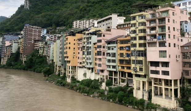 Yanjin, orașul chinez construit pe piloni în cel mai îngust spațiu urban din lume