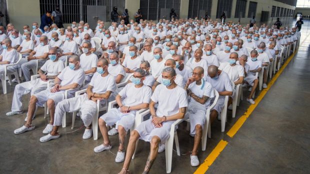 Un proces colectiv fără precedent în El Salvador: aproape 500 de suspecți din banda MS-13 judecați simultan