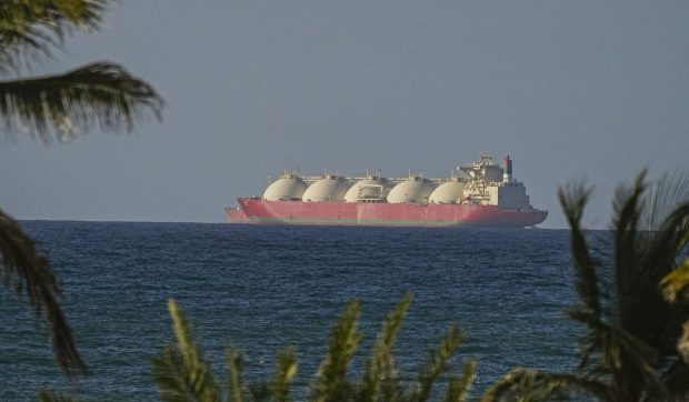 Iranul redeschide Strâmtoarea Ormuz pentru traficul comercial, în timp ce SUA menține blocada navală asupra porturilor iraniene