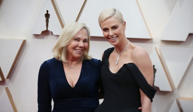 Imagine Stire Charlize Theron a povestit cum mama sa l-a împușcat și l-a ucis pe tatăl ei alcoolic. Actrița a văzut totul, când avea 15 ani | 2review.ro
