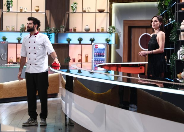 Imagine Stire „Chefi la cuțite” 29 aprilie 2026. Apariție neașteptată în platoul de la Antena 1, în această seară. Cine va degusta preparatele concurenților | 2review.ro