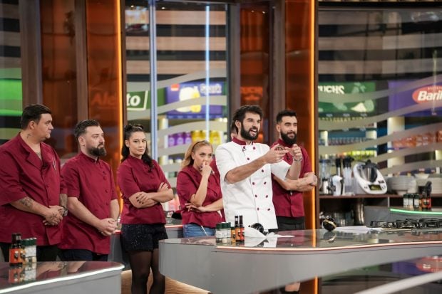 Imagine Stire „Chefi la cuțite” 20 aprilie 2026. Jurații sparg bombele pentru a afla ce superavantaje conțin | 2review.ro