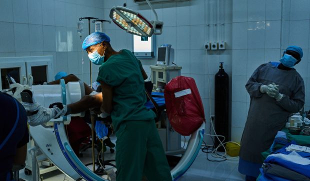 Povestea chirurgului care a ținut în viață un spital din Sudan chiar în prima linie a războiului