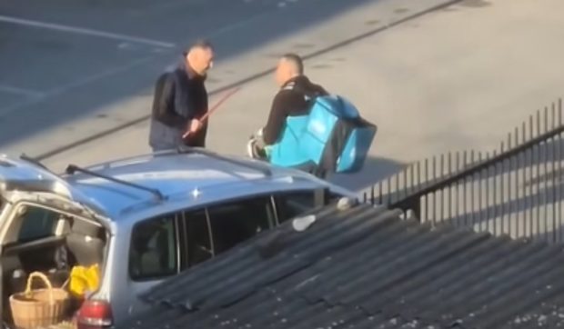 Un curier a fost bătut cu o rangă și aproape călcat cu mașina de un șofer nervos, într-un cartier din Cluj | VIDEO