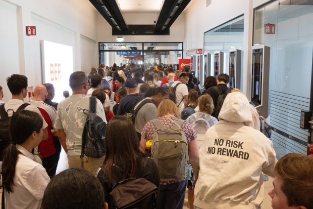 Noul sistem de Intrare/Ieșire din UE a creat haos pe aeroporturi: la Milano, aproape 100 de oameni au leșinat sau vomitat din cauza aglomerației și căldurii