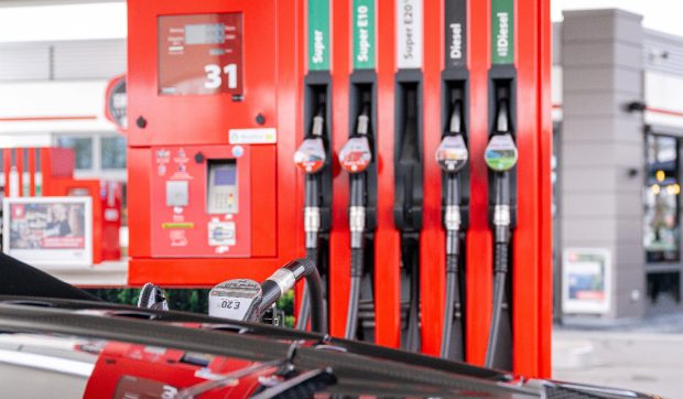 UE vrea să introducă noul combustibil ieftin E20 la nivel european